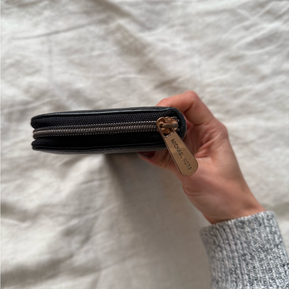Michael Kors black leather and rose gold zippy wallet - Picture 5 of 9